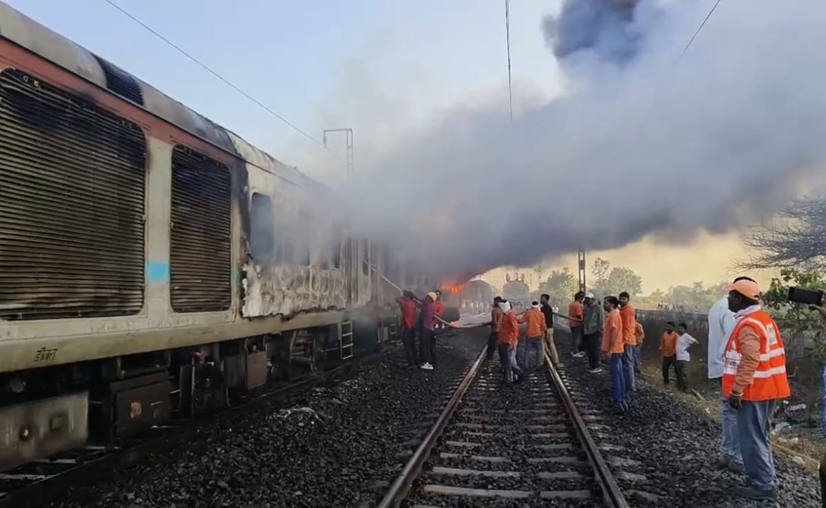 870pf11k_trivandrumdelhi-rajdhani-express-fire_625x300_17_May_26