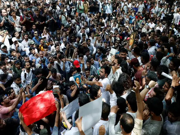 cockroach-janta-party-protest-live-updates-not-only-exam-or-education-change-needs-to-be-in-all-systems-says-sonam-wangchuk-as-cockroach-janta-party-protests-at-jantar-mantar