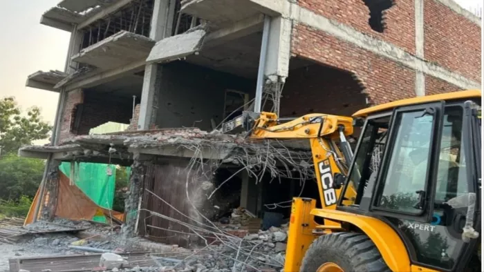 18_10_2023-delhi_mcd_bulldozer_23559525_m