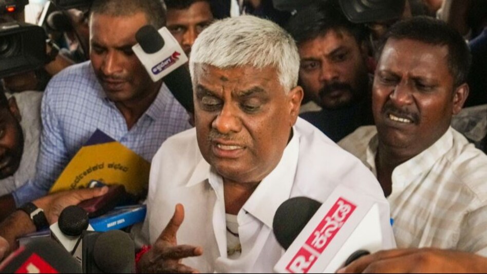 664215083e444-hd-revanna-sent-to-police-custody–calls-arrest-political-conspiracy-132630915-16×9