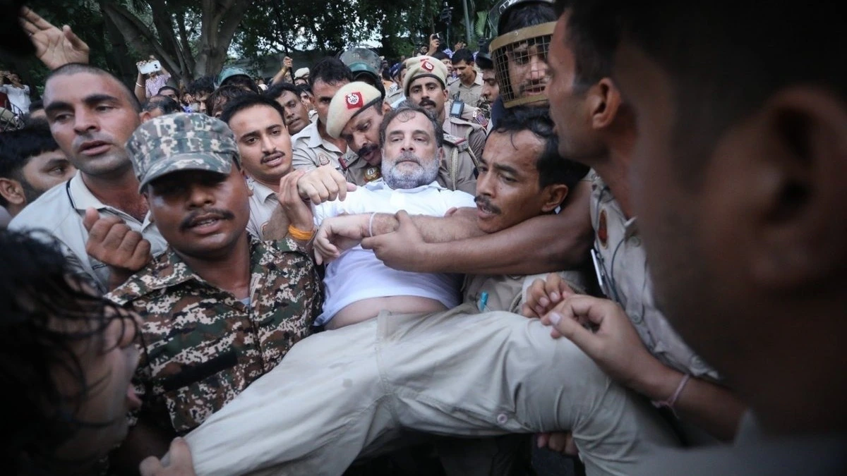 6a6041b5a6a82-congress-leaders–including-rahul-gandhi–staged-a-sit-in-protest-outside-the-pms-residence-file-220607788-16×9