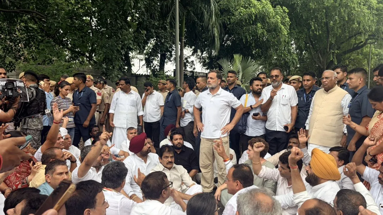 Rahul-Gandhi-PM-Residence-Protest_V_jpg–1280×720-4g