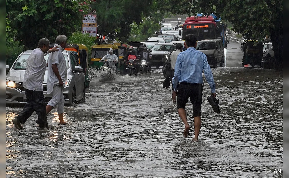 mhi4b4co_delhi-rain_625x300_15_July_24
