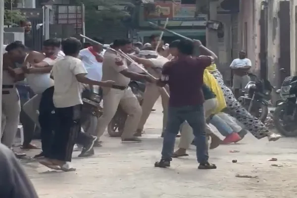 1787466384_mukundpur-delhi-police-attack-chilli-powder-three-cops-injured