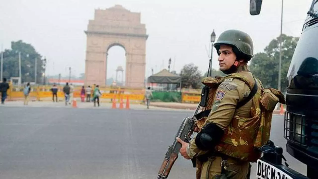665893-1015325-india-gate-security-reuters