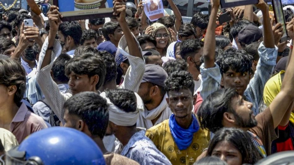 6a7ece276c1fe-students-protest-141321897-16×9
