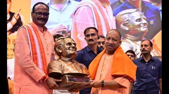 CM-Yogi-Adityanath-pays-tribute-to-former-PM-Atal-_1786903823166
