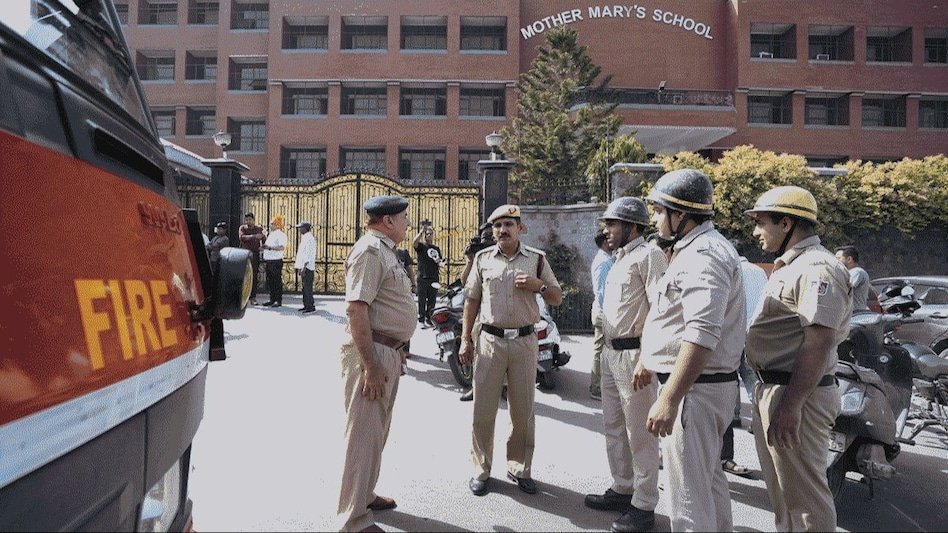 6631e955df485-bomb-threat-in-delhi-school-today-010344672-16×9