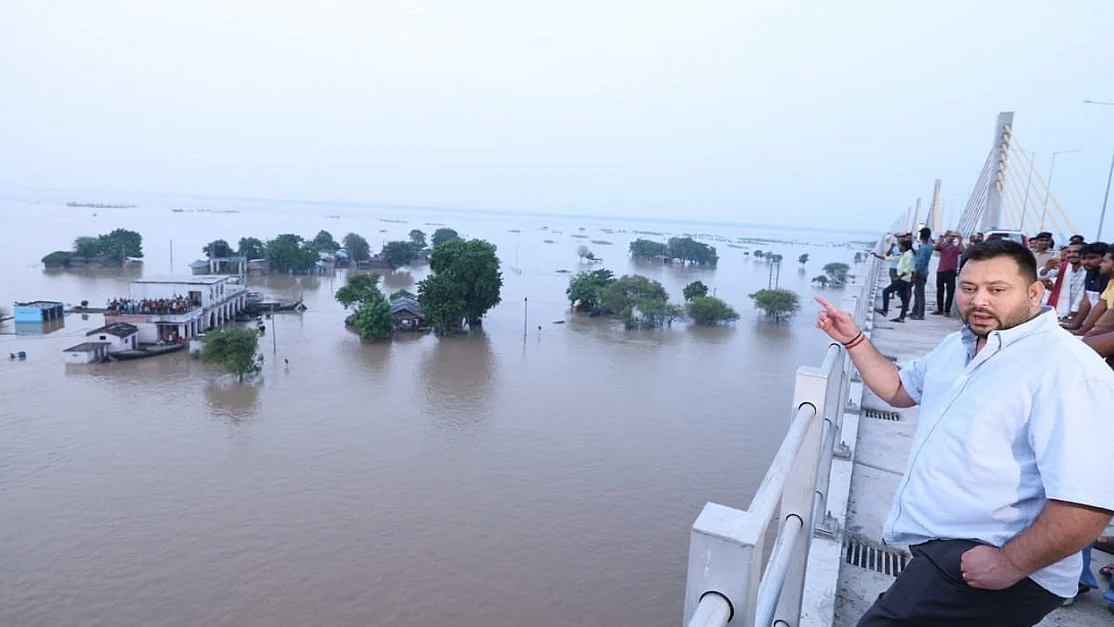 navjivanindia_2026-09-07_h2n1bion_Tejashwi-Yadav-inspecting-Flood-Situation