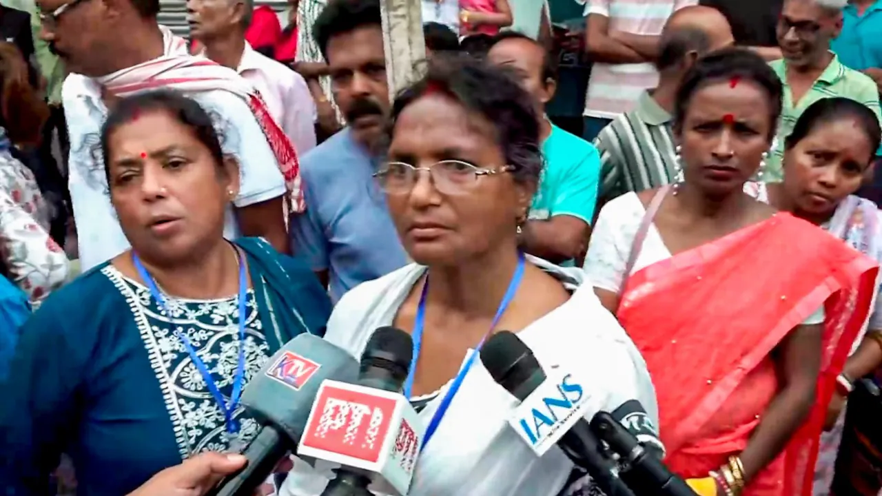 6ad9ff1e567ad-kolkata-durga-puja-stampede-bjp-mla-ratna-debnath-blames-people-22183790-16×9