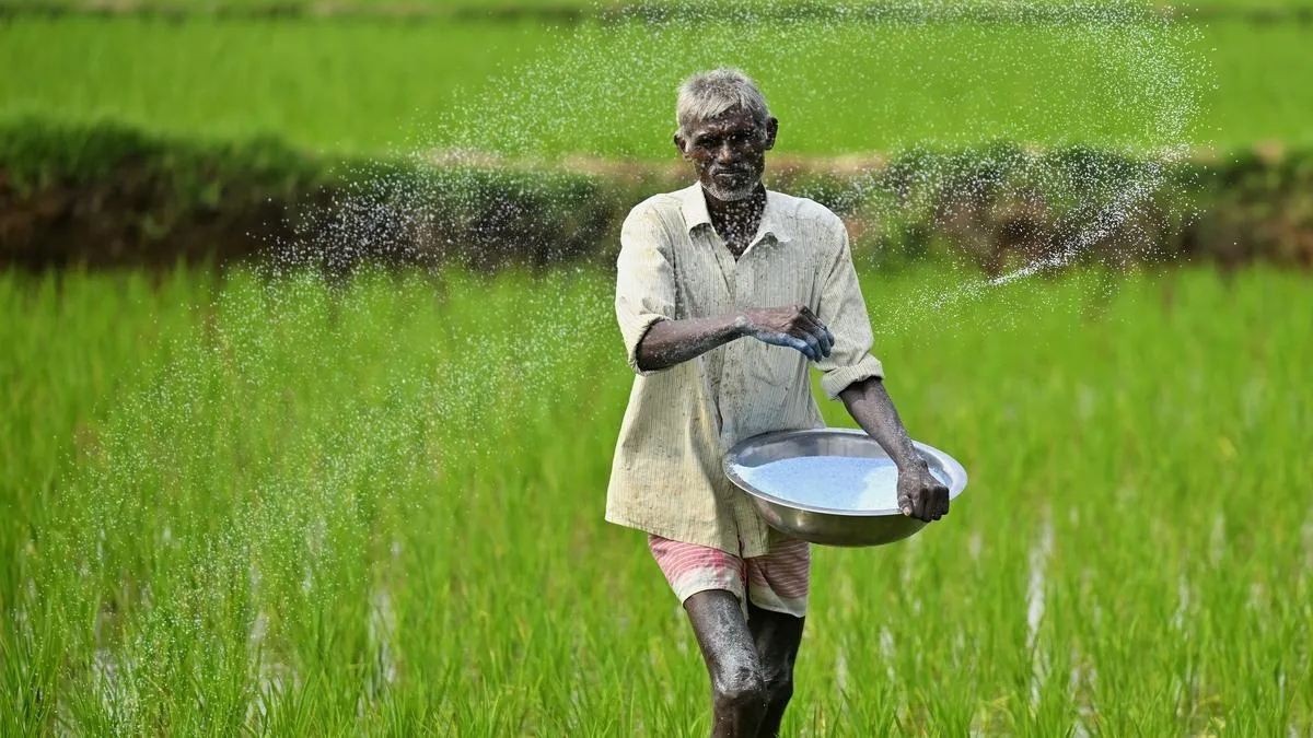 Farmer-Urea-fertilizer-1790079771242