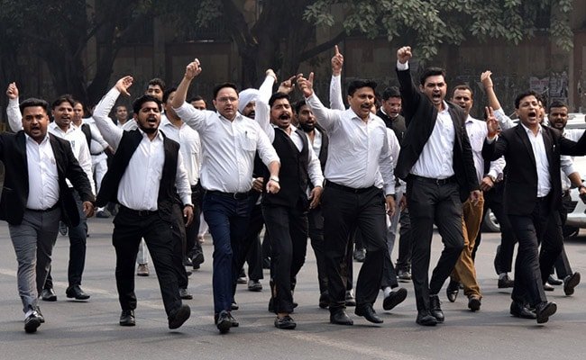 gshsn12g_tis-hazari-clash-lawyers-protest-afp_625x300_05_November_19